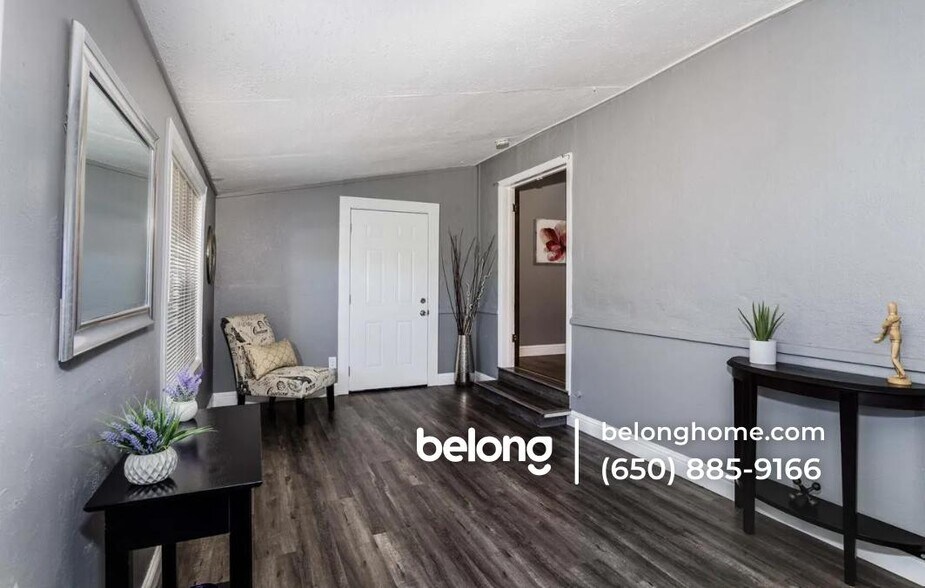 Building Photo - 2118 Visalia Ave