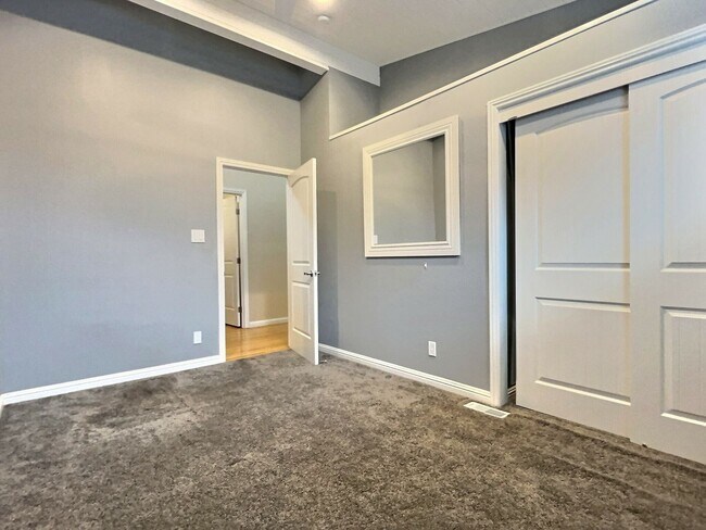 Building Photo - 5 BD / 4 BA - Stunning Mountain View Home ...