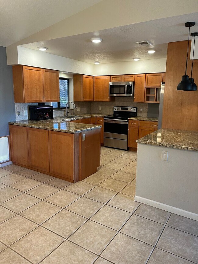 Building Photo - Modern, updated 3B/2B with fenced yard and sun room in Cottonwood