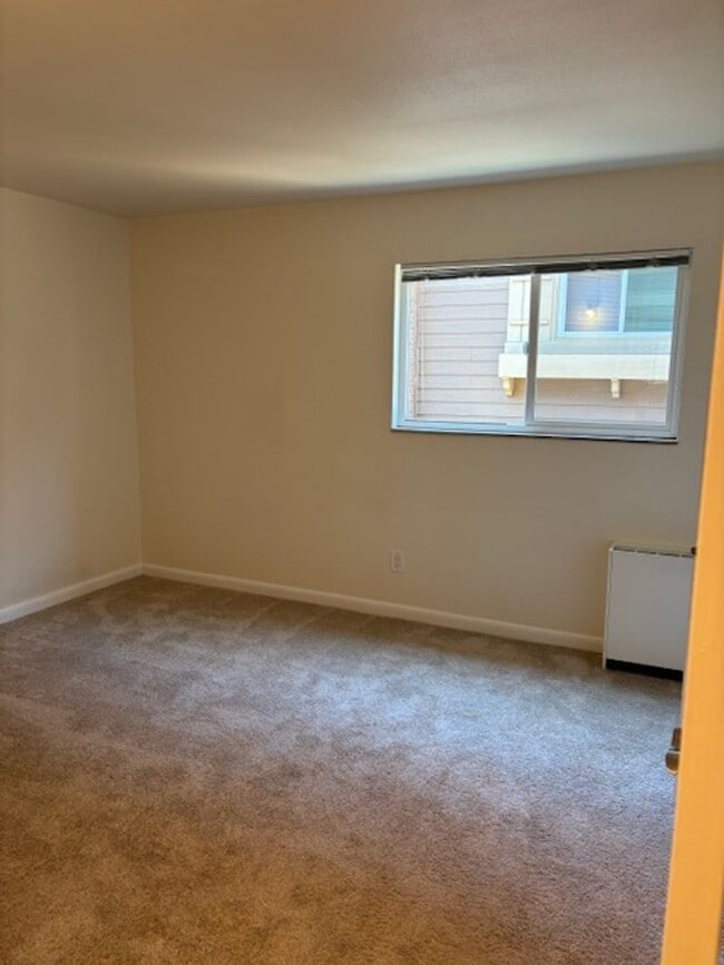 Building Photo - Close to Campus 2BD/1.5 BA Townhouse - Ava...