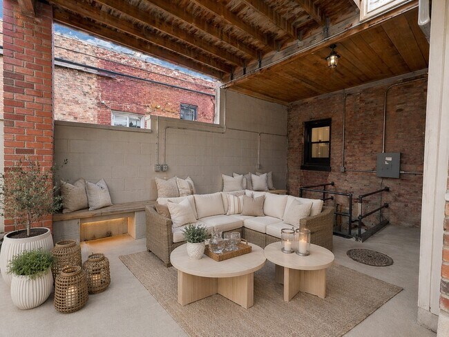 Building Photo - 1014 W George St