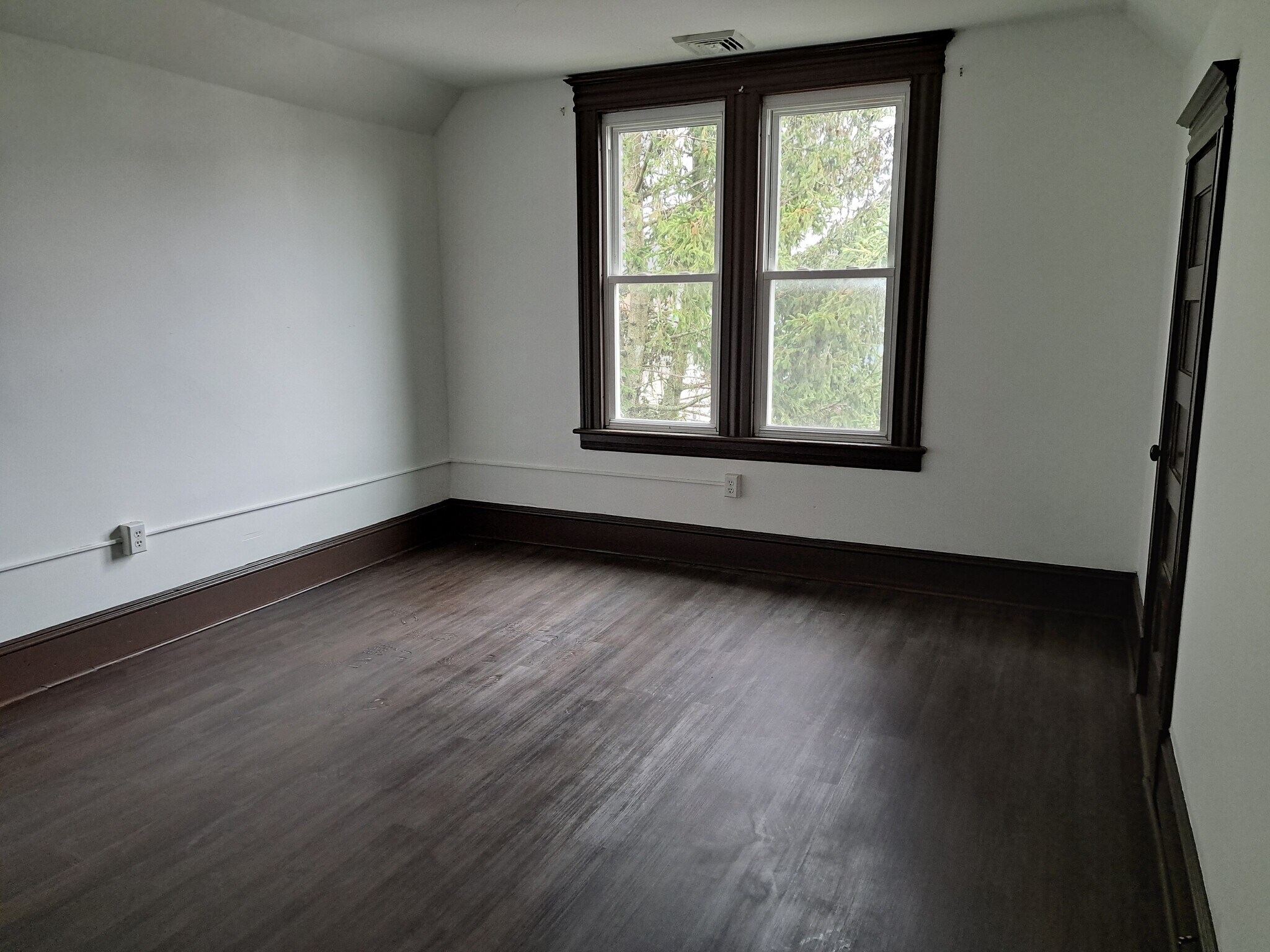 Building Photo - 261 Maple St