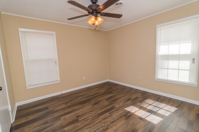 Building Photo - 705 June Dr