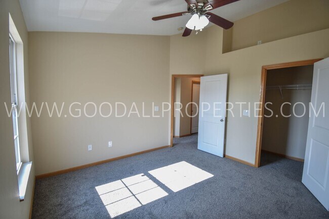 Building Photo - 2 Bedroom 2 Bath Updated Townhome in Ankeny with attached two car garage