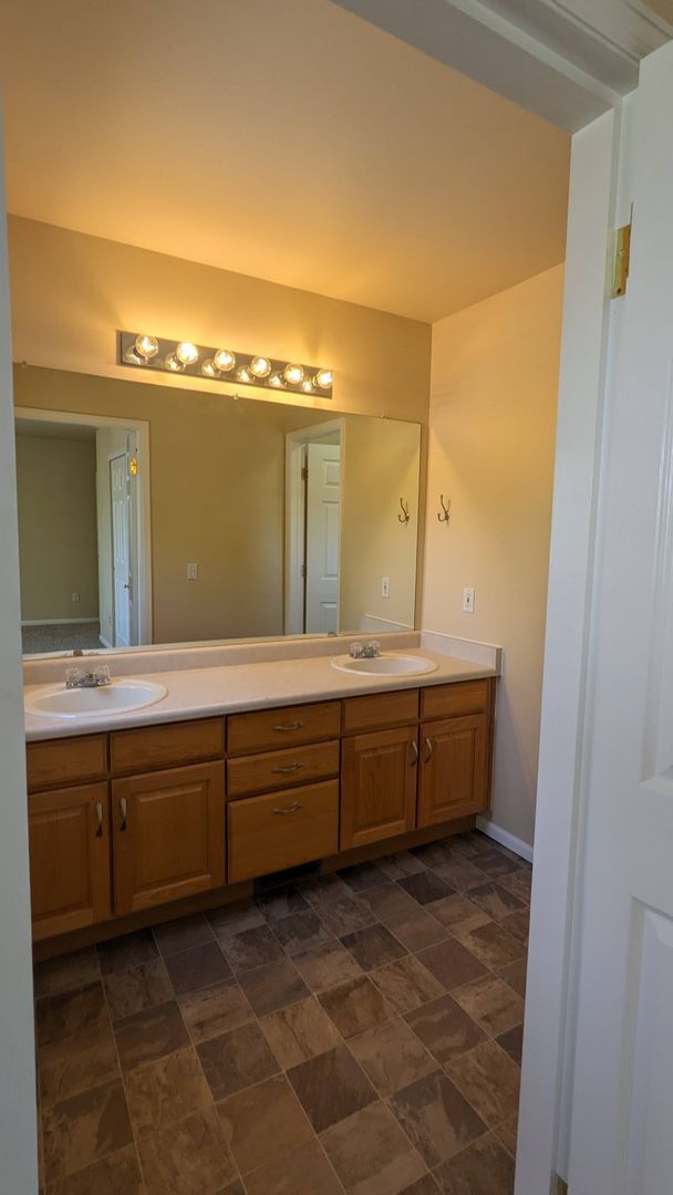 Building Photo - LOVELY TWO STORY HOME IN THE RANGE AT SPRI...
