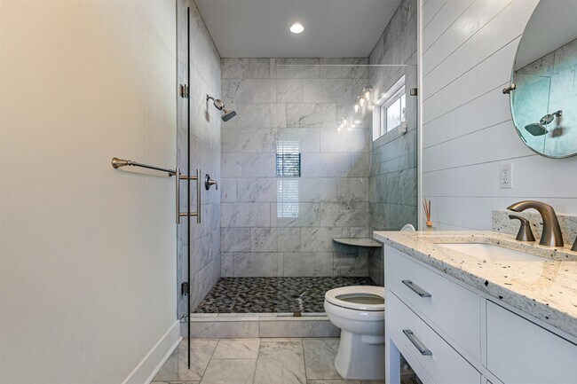 Building Photo - 411 Glenview Dr