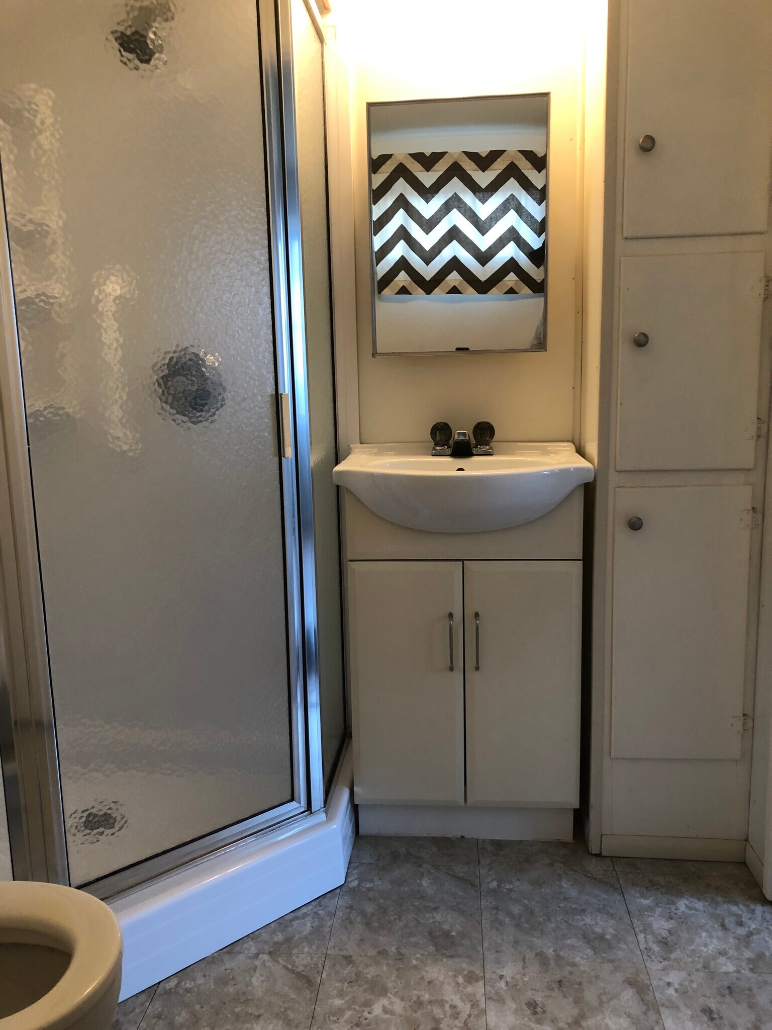 Full Bathroom off Main Bedroom - 518 S Chestnut St