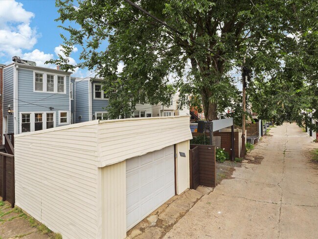 Building Photo - 1813 Bay St SE