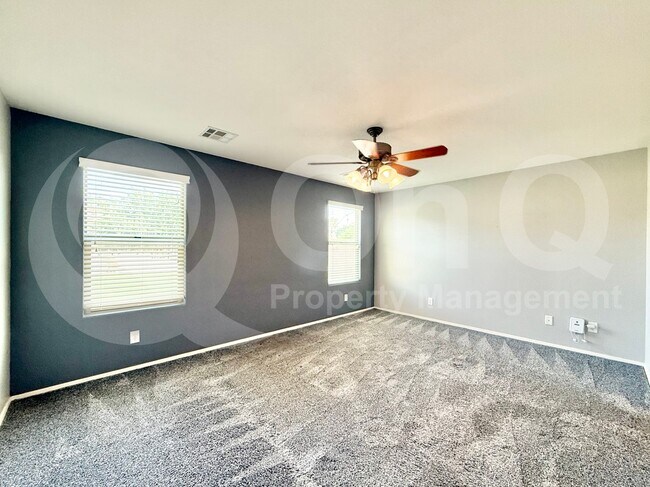 Building Photo - 1032 E Daniella Dr