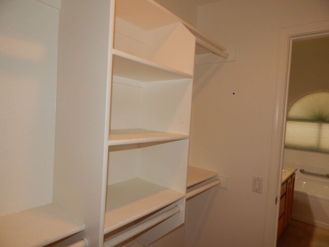 Building Photo - 3 Bedrooms 2 Bathrooms close to Sabino Canyon