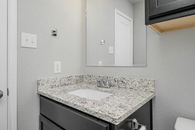 Building Photo - 628 Hollyhock Dr