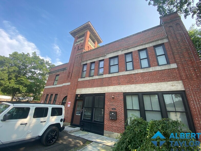 Building Photo - 2044 Beacon St
