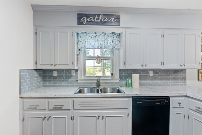 Building Photo - Brick 2-Bedroom Home Close to Farmville an...