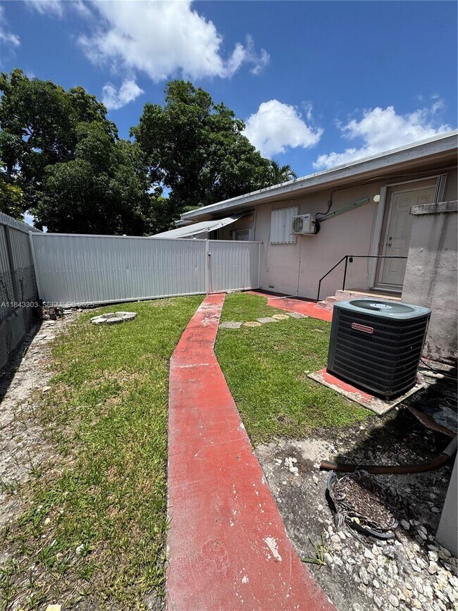 Building Photo - 630 SW 62nd Ct