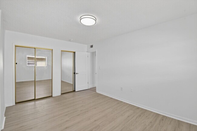 Building Photo - 1735 NE 164th St