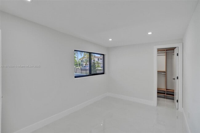 Building Photo - 1931 NE 186th Dr