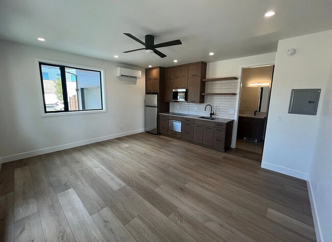 Building Photo - M713