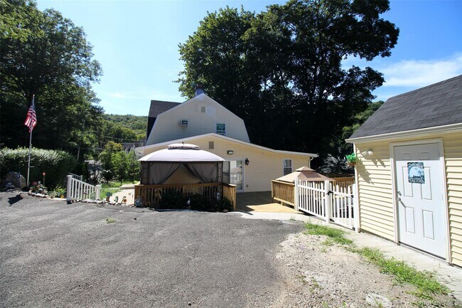 Building Photo - 22 Hillside Ave