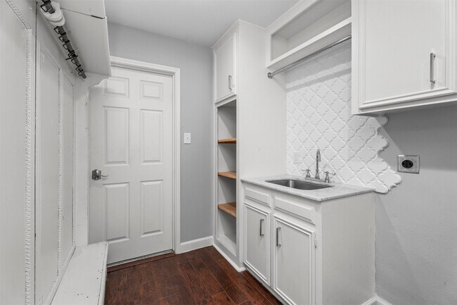 Building Photo - 602 Aldersgate Ct