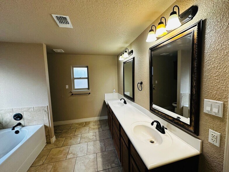 Building Photo - 1004 Chaucer Ln