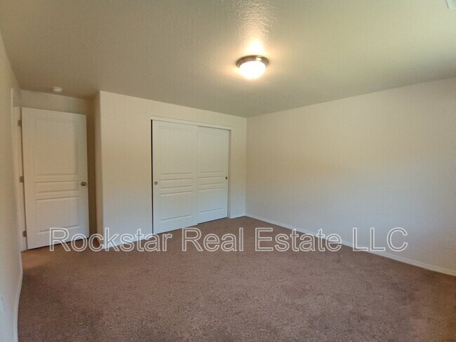 Building Photo - 1315 N Rogue River St