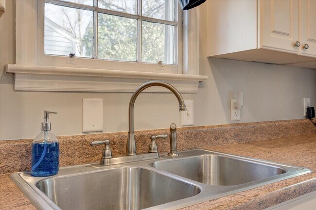 Building Photo - Fully furnished with all essentials