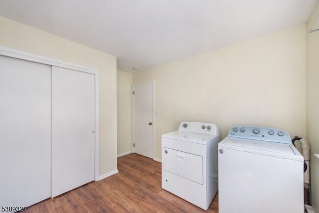Building Photo - 11 Roehrs Dr