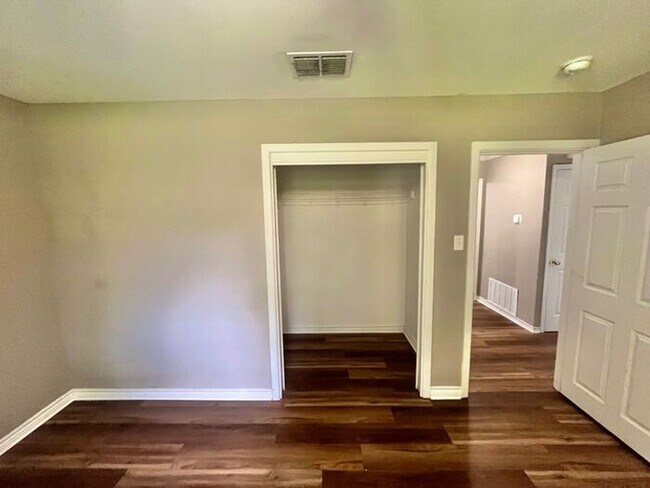 Building Photo - Tour Today! 3 Bedroom 2 Bath Single Family Home in Longview!