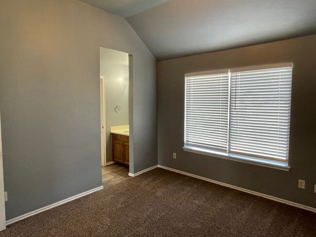 Building Photo - Large 3 Bed 3 Bath Home with an Office in ...
