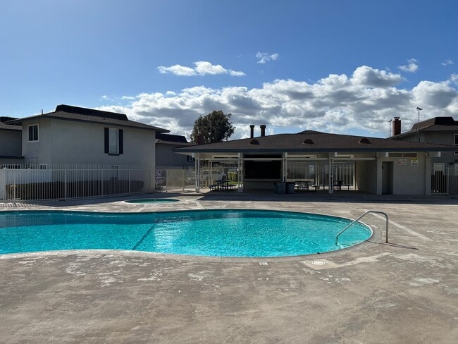 Building Photo - Beautifully Remolded 3 Bed 2.5 Bath Townhome!