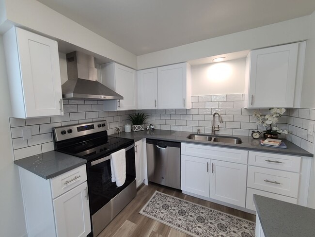 Interior Photo - 1013 E Sharp Ave
