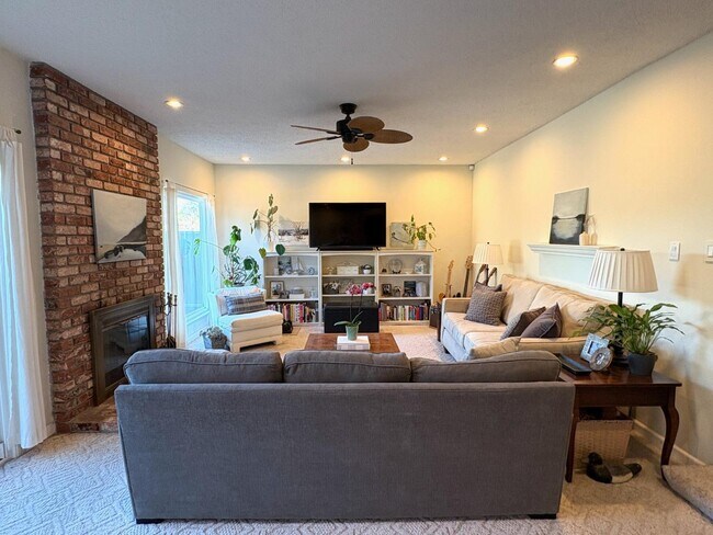 Building Photo - 5919 Royal Ann Dr