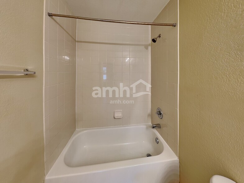 Building Photo - 2711 Candle Ridge Dr