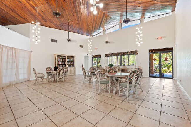 Building Photo - 450 Egret Cir