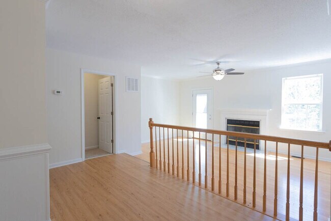 Building Photo - Lovely Townhome in Stone River