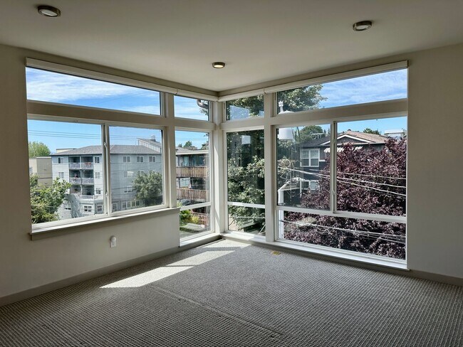 Building Photo - Gorgeous Greenlake Townhouse with Parking