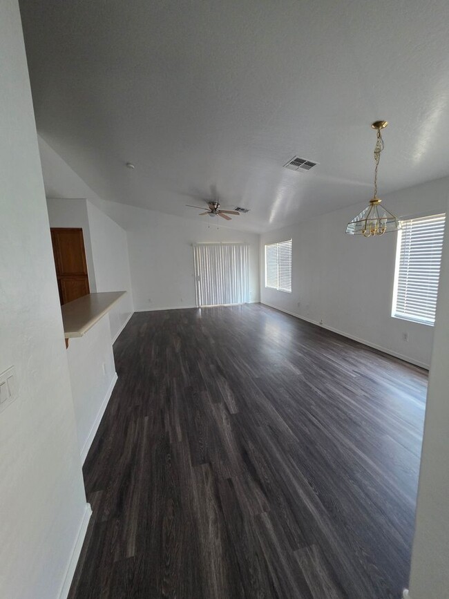 Building Photo - 4 Bedroom 2 Bath- Litchfield Park
