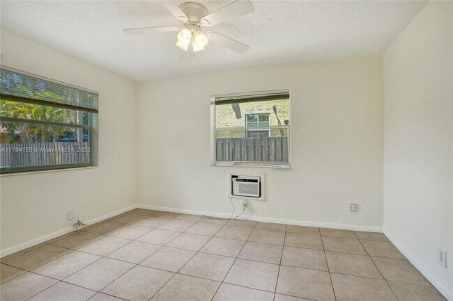 Building Photo - 403 SW 11th Ct
