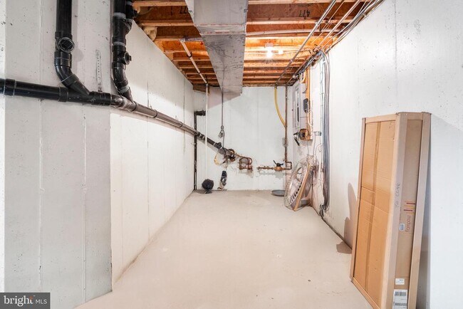 Building Photo - 156 E Country Club Dr