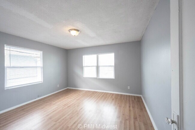 Building Photo - "Charming 3-Bedroom Duplex Retreat on North Capitol Avenue – 1,176 Sq Ft of Comfort in Indianapol...
