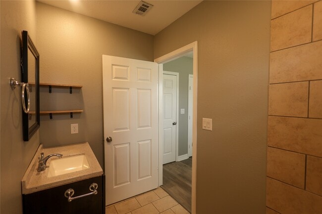 Building Photo - 23901 S Wildwood Dr