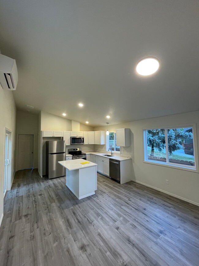 Building Photo - Brand new 2024 Kalama Home with Modern des...