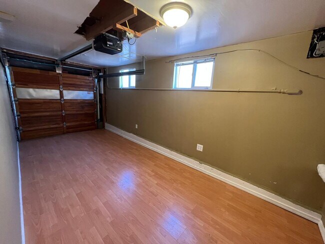 Building Photo - Single level condo
