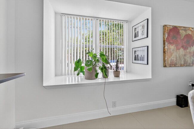 Building Photo - 4807 Via Palm Lakes Via