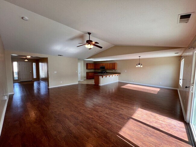 Building Photo - $2,295 Fowler & Ashlan, 4 bedroom - E Hamp...