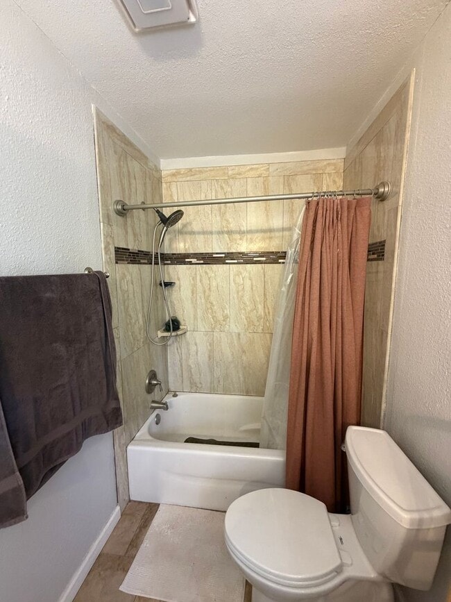 Building Photo - Remodeled 3 bedroom 2 1/2 bath townhome!