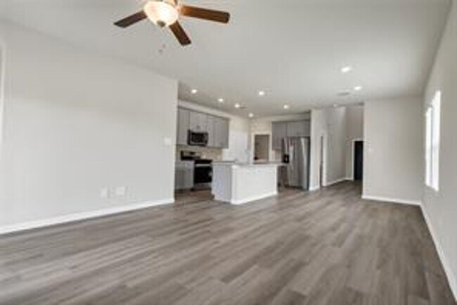 Building Photo - Spacious 3BR/2.5BA Home Near Parks, Dining & Community Pool