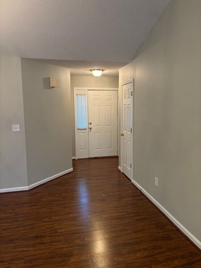 Building Photo - Charming 3 Bed 2 Bath in a gated community!!