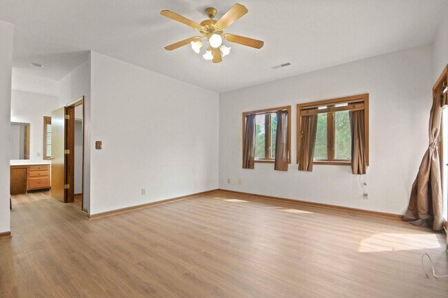 Building Photo - Private 3BR Brick Home with Scenic View