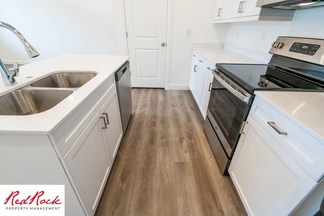 Building Photo - Spacious 3 Bedroom Unit in Desert Color With Pool & Lagoon Access